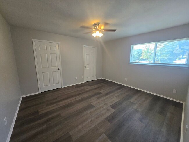 Building Photo - 3221 Dreeben Dr
