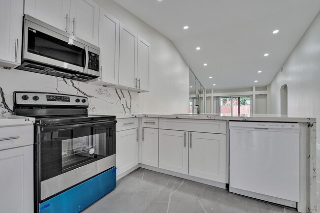 Building Photo - Beautifully Renovated 3BR/2BA Townhome in ...