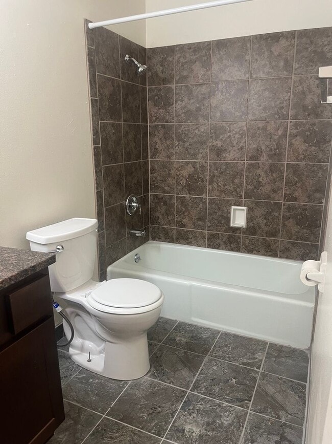 Building Photo - 3 Bedroom 2 1/2 Bath Townhome