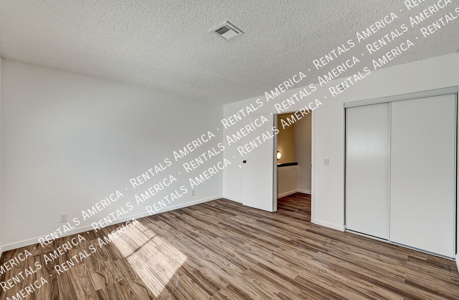 Building Photo - 3411 Center Dr