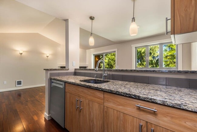 Building Photo - Updated Condo Close to Downtown Redmond and Microsoft!