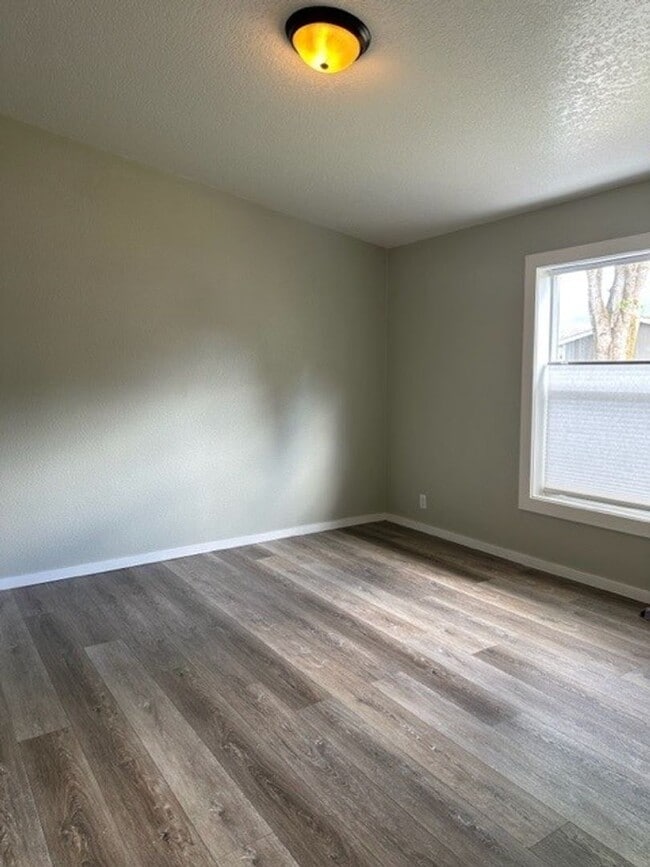Building Photo - FREE RENT AND $1,000 SECURITY DEPOSIT - Single Level Updated Home w/ Spacious Yard and Loads of S...
