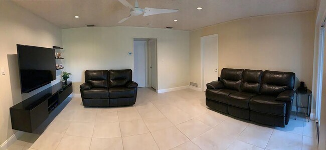 Building Photo - 4310 Cove Dr