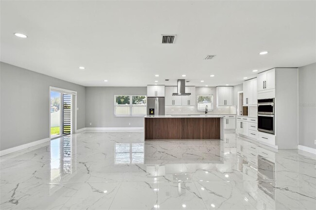 Building Photo - 3913 Fontainebleau Dr