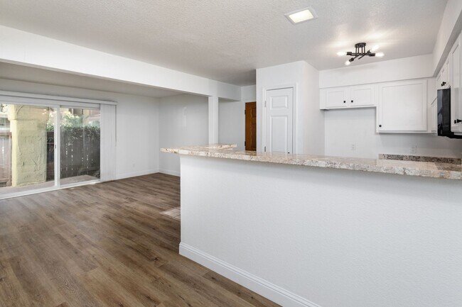 Building Photo - Villa Borgata Condo with Newer Flooring, P...