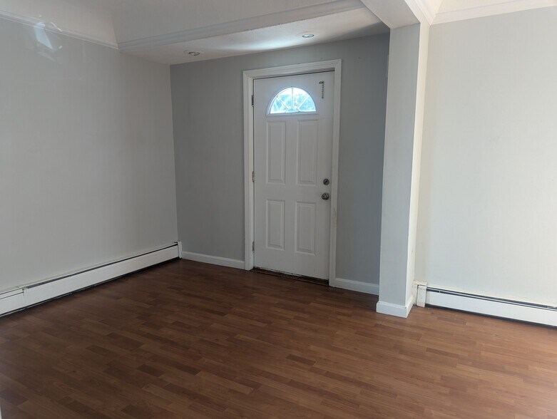 Building Photo - 581 Proctor Ave