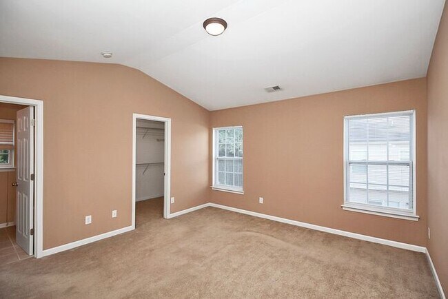 Building Photo - End Unit 3BD/2.5BA Townhome in Mill Creek!