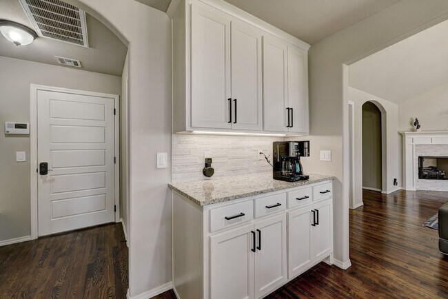 Building Photo - Beautiful Fully Furnished Home in Broken Arrow!