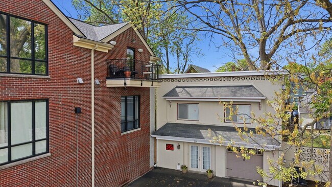 Building Photo - 261 S Limestone