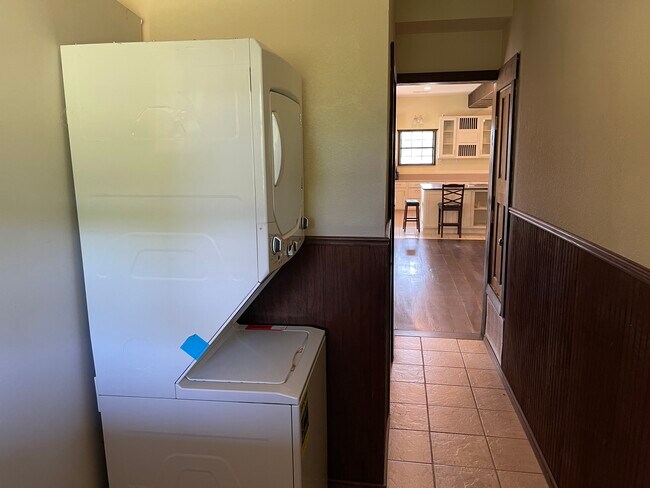 Building Photo - 15500 University Dr