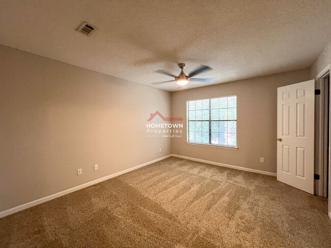 Building Photo - Location! 2-Bed Townhouse with 2.5 Baths i...