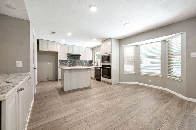 Building Photo - "Beautifully updated 3-Bed 2-Bath home Wit...