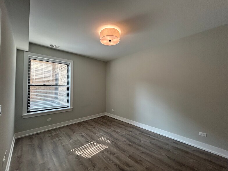 Building Photo - 1000 Crain St