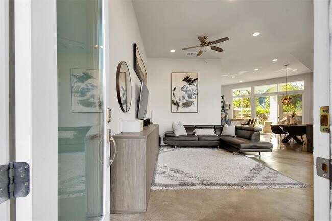 Building Photo - 1905 Alegria Rd