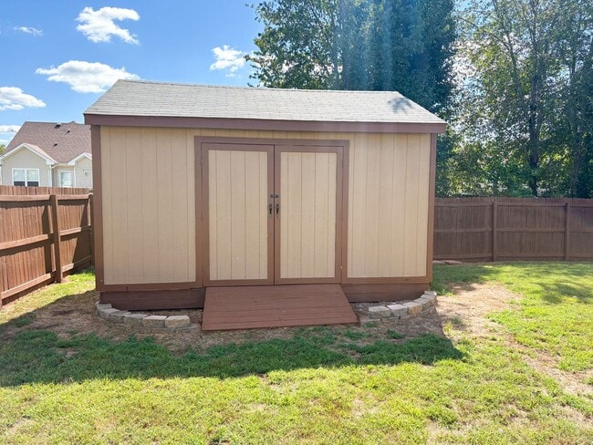 Building Photo - 3 Bedroom 2 Bathroom Home!