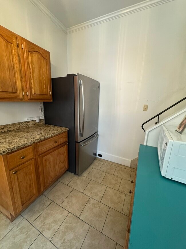 Building Photo - 126 College Ave