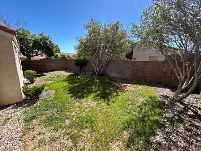 Building Photo - Cozy 3Bed/2Bath/2Car Residence located in beautiful Summerlin!