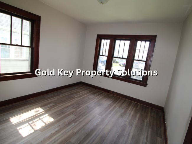 Building Photo - 2 BR 1 BA House with New Flooring and Paint (SECTION 8 APPROVED)