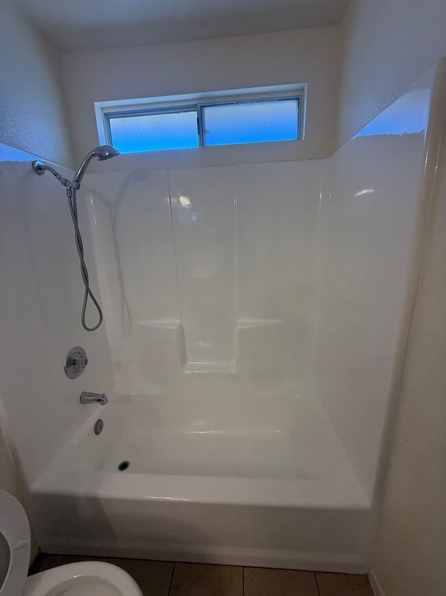 Building Photo - Hesperia Duplex-Spacious 2 Bedrooms, 1 Bat...