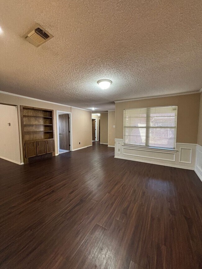 Building Photo - 6008-6010 Shelton St