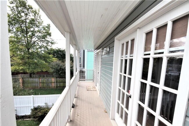 Building Photo - Updated Downtown Frederick Property in prime location available mid August!