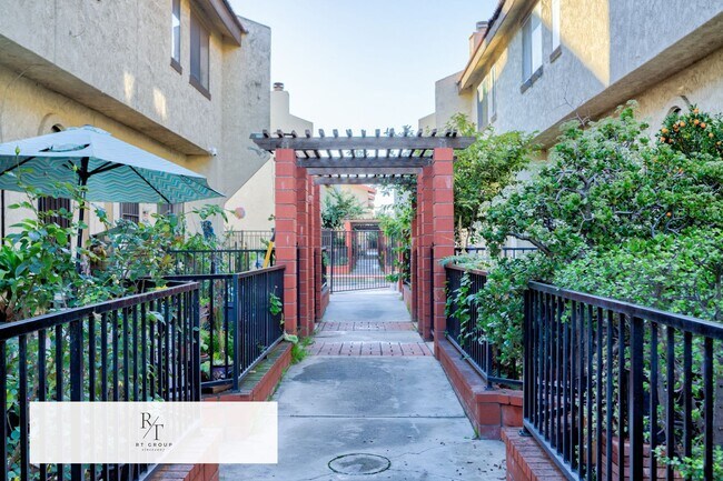 Building Photo - Fully Remodeled | Spacious & Bright Townhome