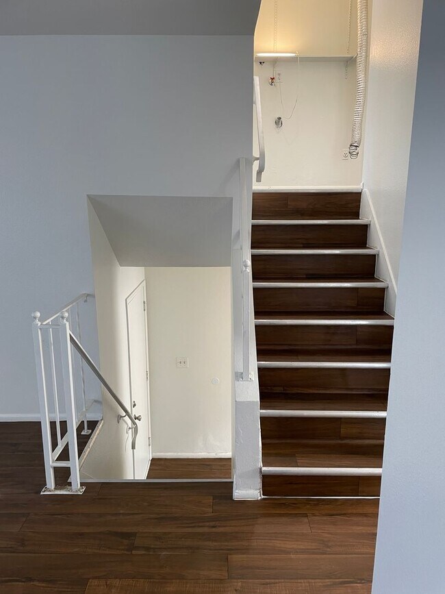 Building Photo - 3-Bedroom 1.5 Bath Twin-Home