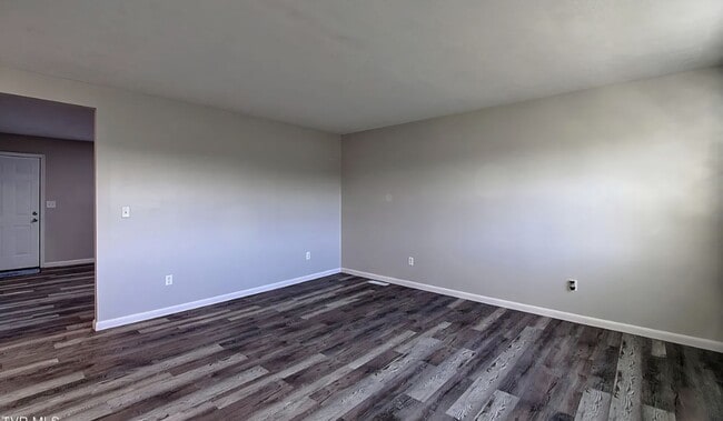 Building Photo - 2 Bedroom/ 1 Bath Duplex convenient locati...