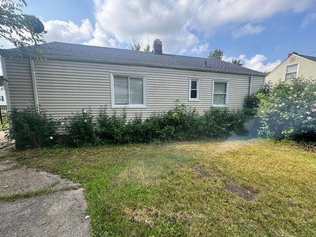 Building Photo - Single Family Home 3 beds 1 bath Available...