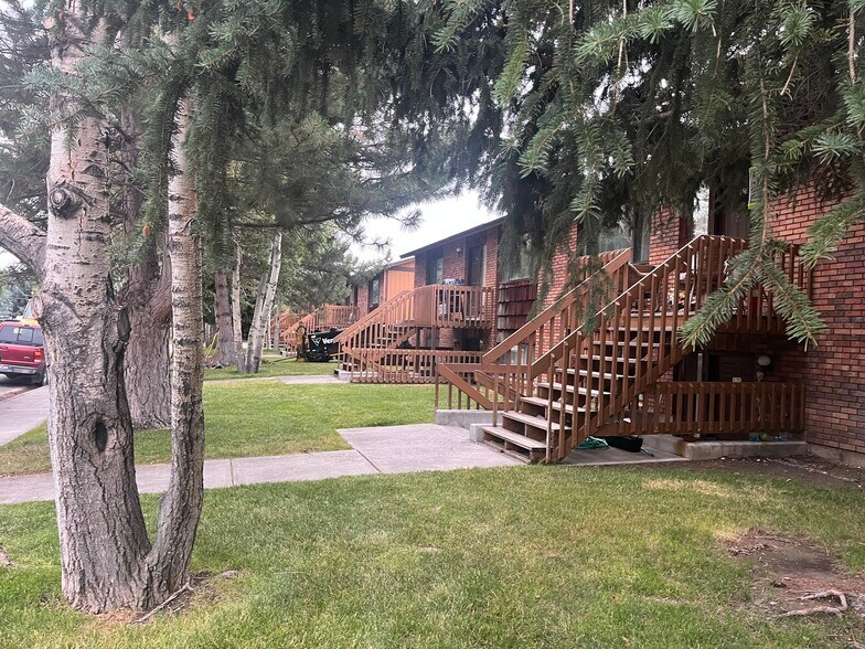 outside view - 590 N Woodruff Ave