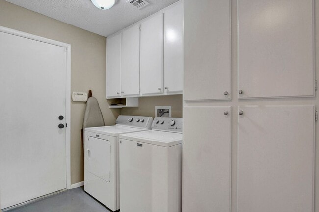 Building Photo - Fully Furnished, One Story, Near Strip, All Utilities Included with Flexible Lease Terms