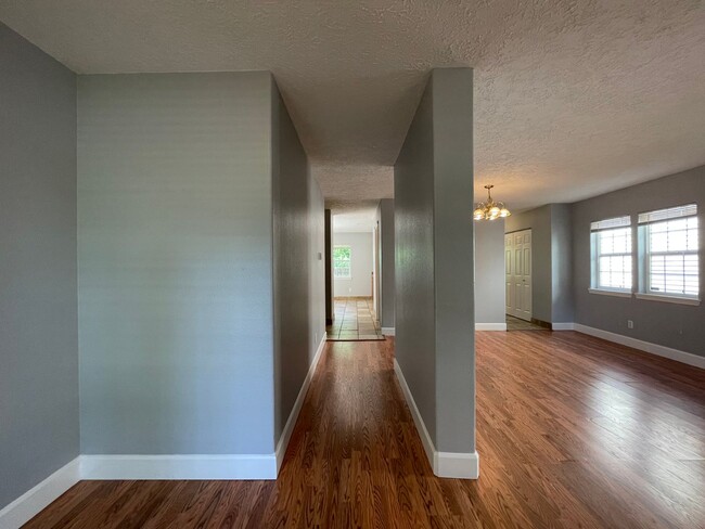 Building Photo - SE Home 3Bd/2.5Ba Home Close to the Willamette River off McLoughlin Blvd. 2 Car Garage and Washer...