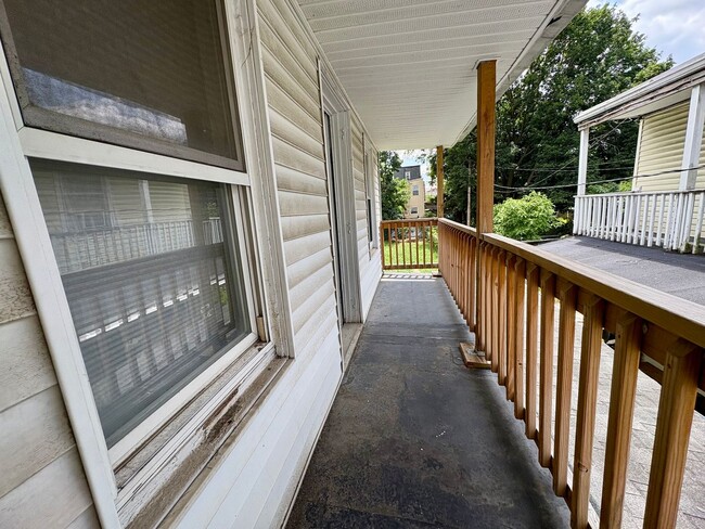 Building Photo - 2 Bedroom 1.5 Bathroom w/Bonus Room in York!