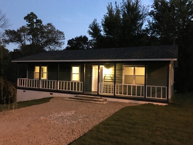 Building Photo - 612 E Hilltop Dr
