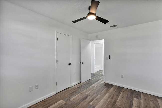 Building Photo - Charming 3-Bedroom Home with Porches in Eagle Lake