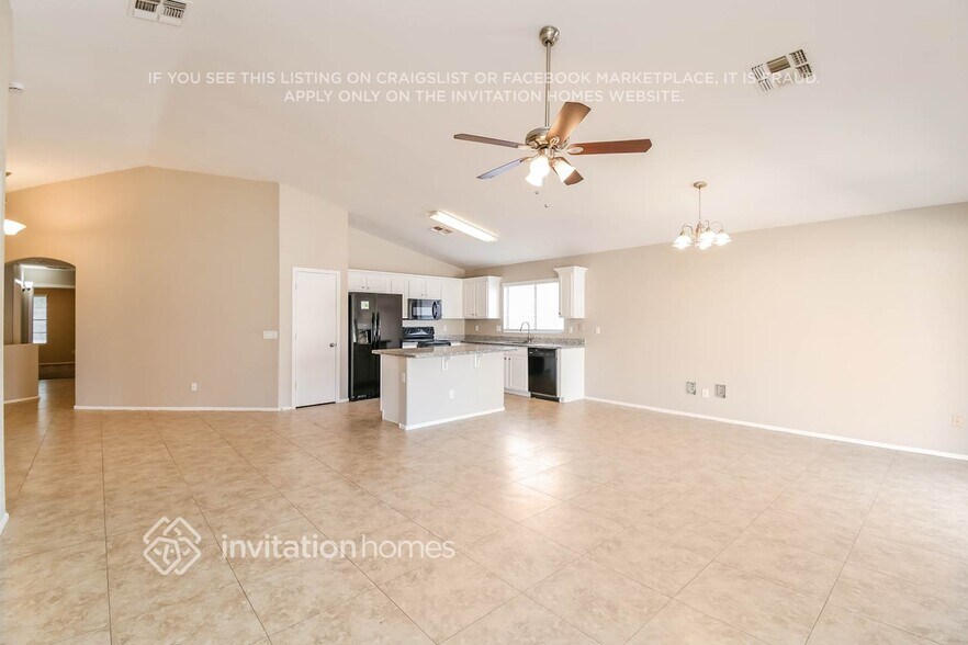 Building Photo - 1274 E Vernoa St