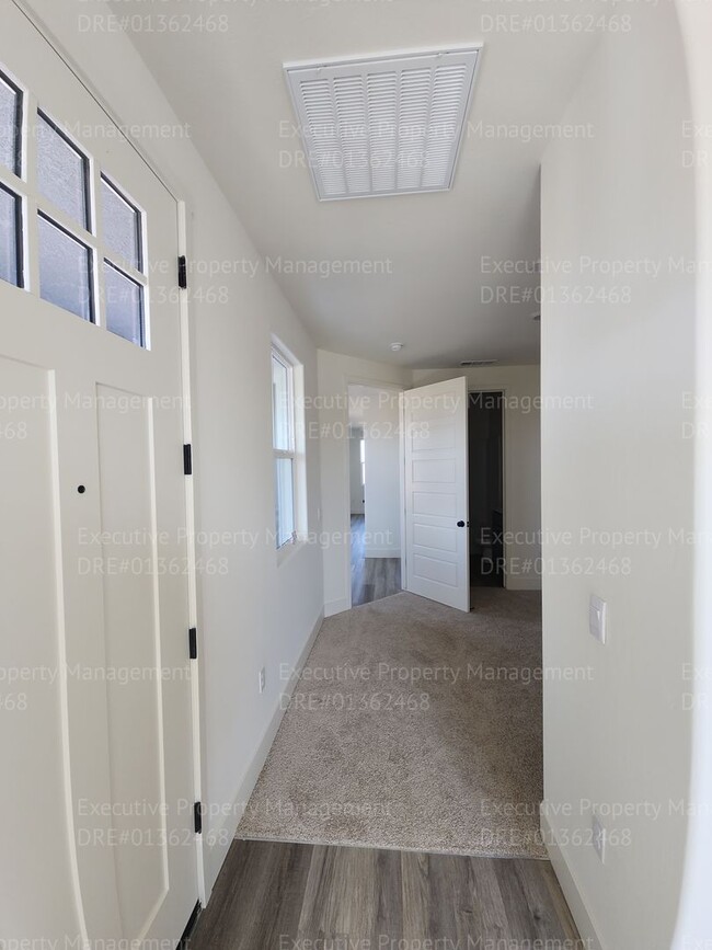 Building Photo - Spacious 5 bedroom/ 3.5 bathroom home