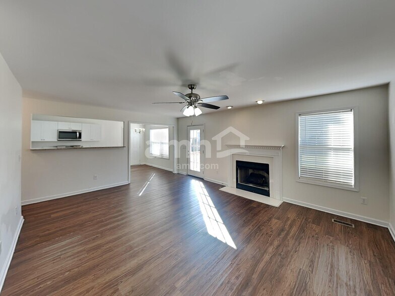 Building Photo - 204 Bates Ct