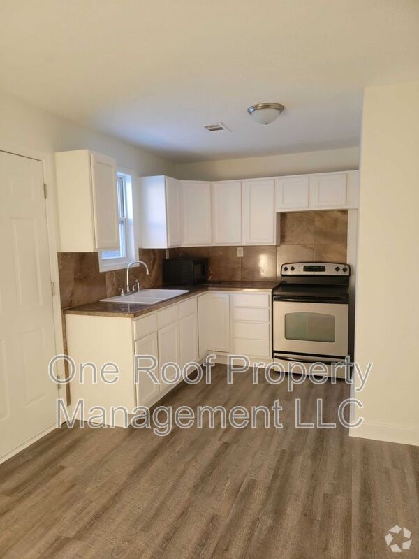 Building Photo - 2633 S 49th St
