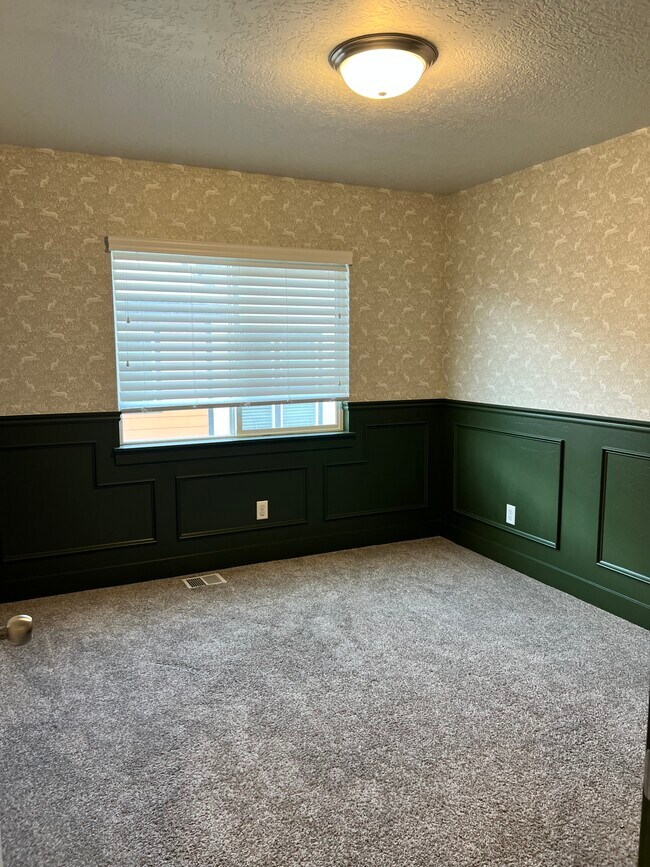 Building Photo - Bluffdale Townhouse