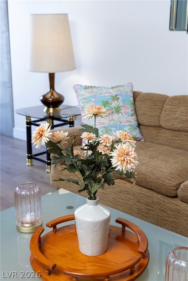 Building Photo - 353 E Bonneville Ave