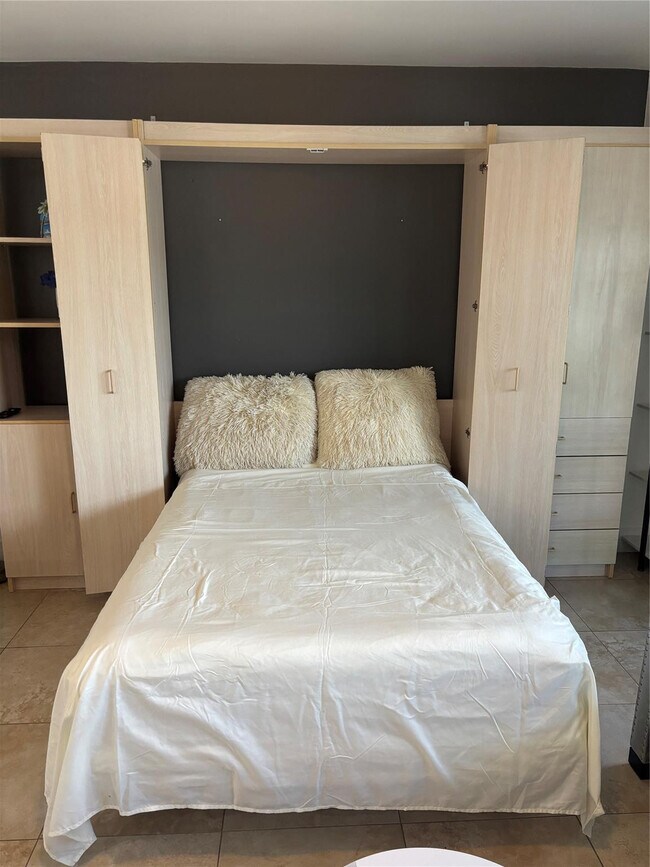 Building Photo - 2900 NE 30th St