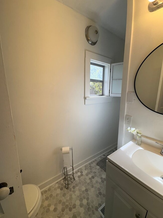 Building Photo - For Rent