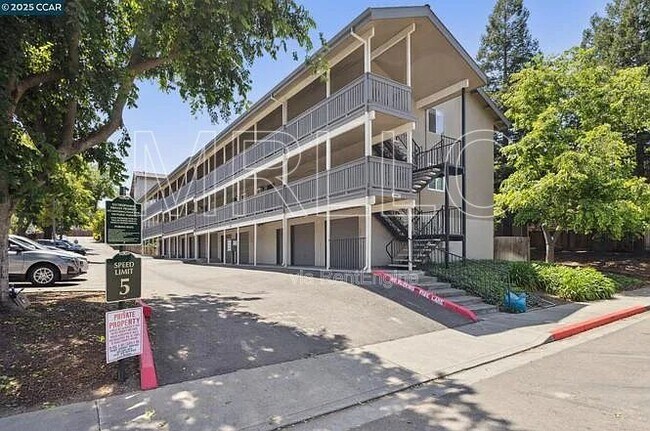 Building Photo - 3847 Vineyard Ave