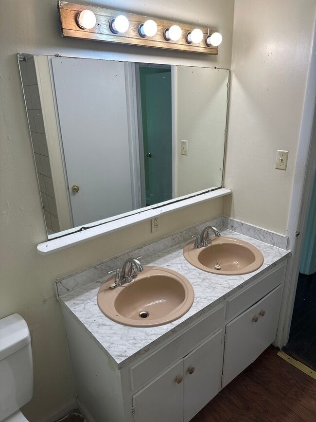 Building Photo - Charming 3 bedroom, 1 bathroom home availa...