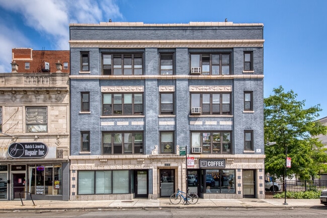 Primary Photo - 944 W Montrose Ave