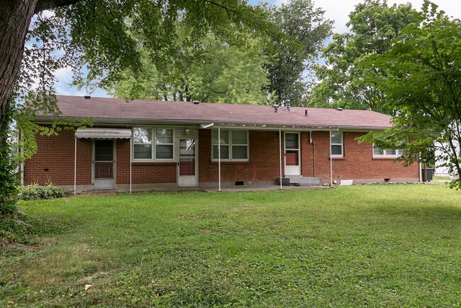 Building Photo - Adorable 3-brm brick ranch with lots of na...