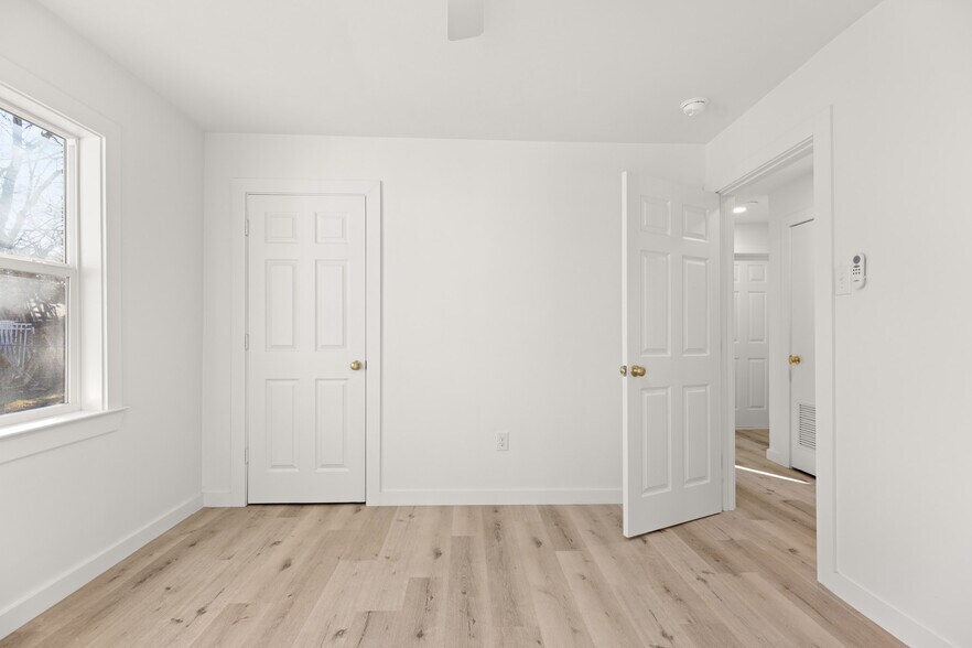 Building Photo - 122 Brewster St