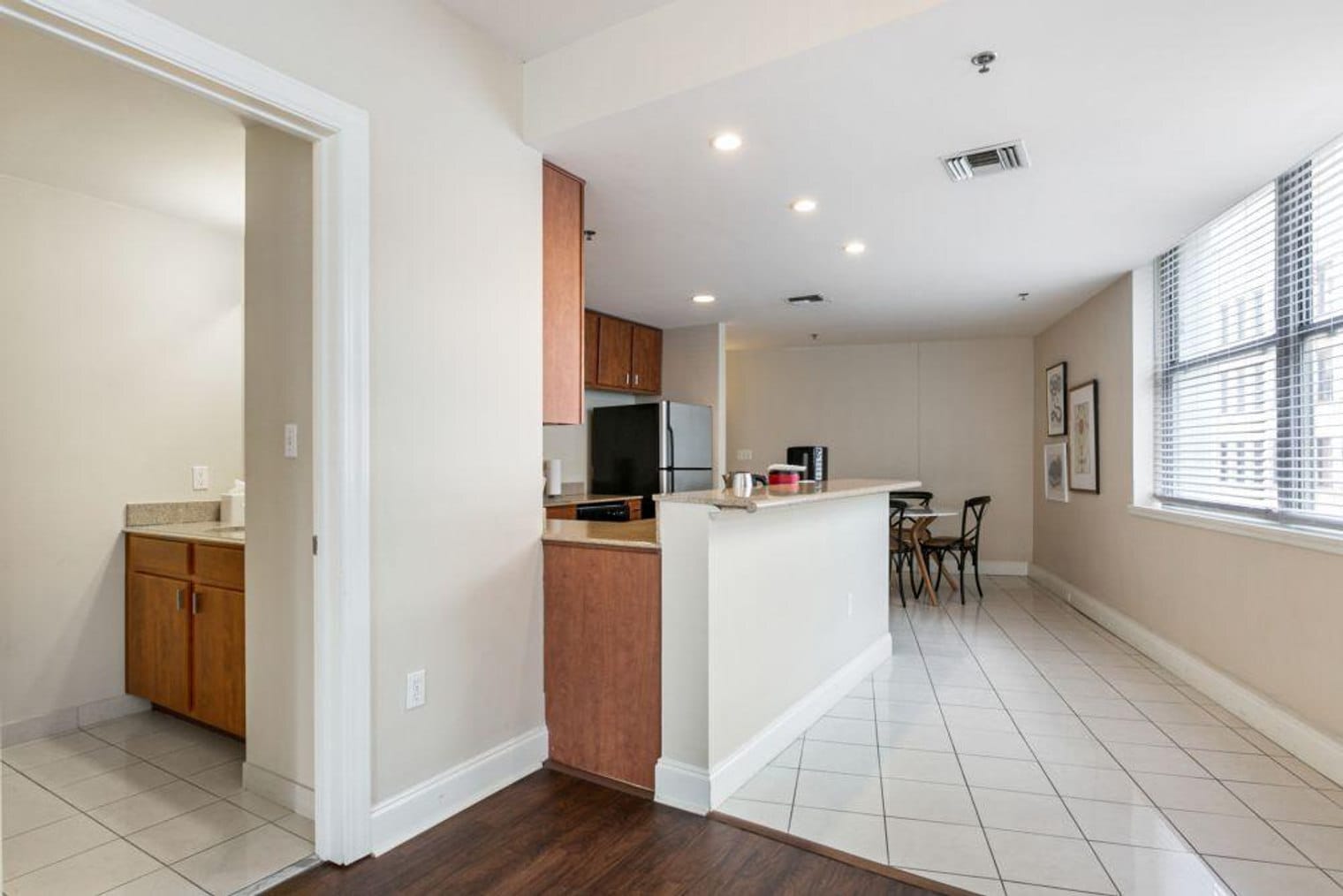 Building Photo - 925 Common St