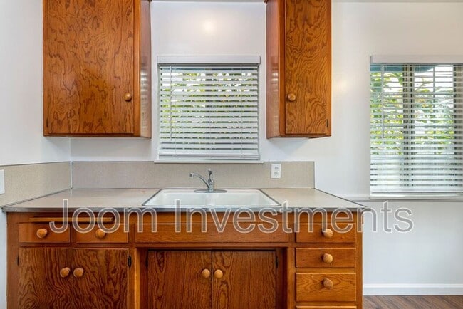 Building Photo - 818 Mayflower Ave